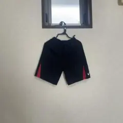 Nike スポーツ用ショートパンツ 黒と赤