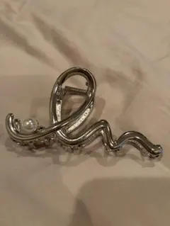スリーコインズ シルバー波状デザインヘアクリップ