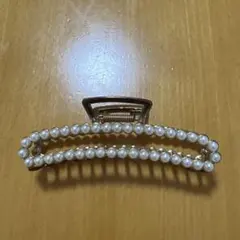 パール装飾のゴールドヘアクリップ