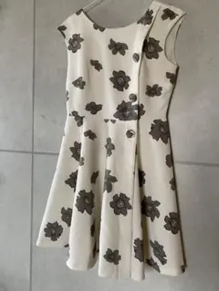237. supreme LaLa 花柄ひざ丈ノースリワンピース　Mのサムネイル