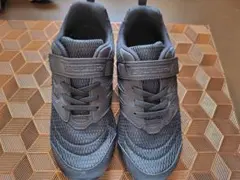 キッズ スニーカー ブラック 瞬足　美品　22.5センチ