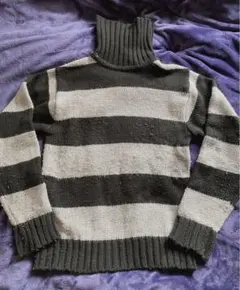 黒とグレーのストライプニットセーター