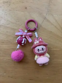 Labubu ピンクのキャラクターキーホルダー