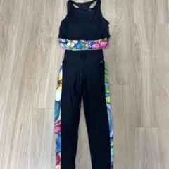 ブラック・カラフル花柄 ヨガウェアセット