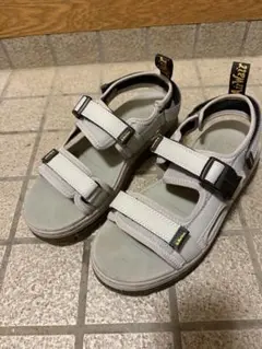 グレー サンダル ベルクロストラップ　ドクターマーチン