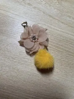 花とポンポンのチャーム