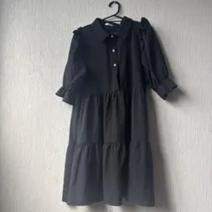 黒いボタン付きティアードワンピース