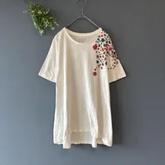イグニオ［XL］美品◎大人ナチュラル◎繊細フラワープリント◎アシメヘムカットソーのサムネイル