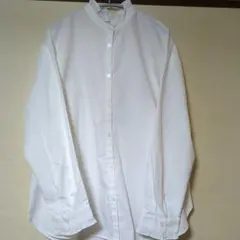 フリル付きホワイトシャツ