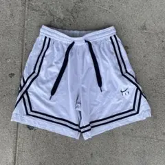 Nike DRI-FIT ホワイトショートパンツ　ランニング　スポーツ