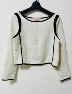 ホワイトクロップド長袖トップス