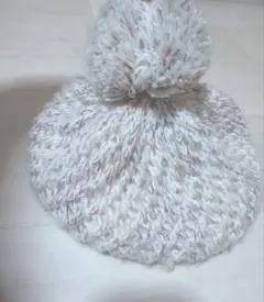 ポンポン付きホワイトニットベレー帽