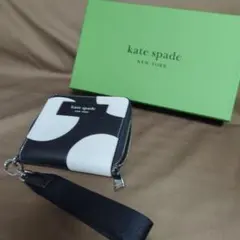 kate spade 二つ折り財布 黒と白のドットデザイン