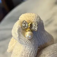 美品パール付き！リボンブローチ