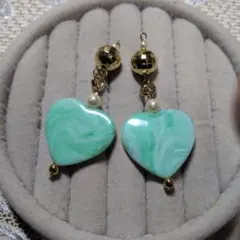 緑色ハート型ピアスまたはイヤリング ゴールド装飾