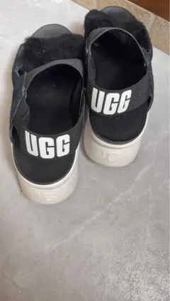 UGG サンダル ブラック　ファーのサムネイル