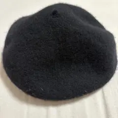 黒のベレー帽