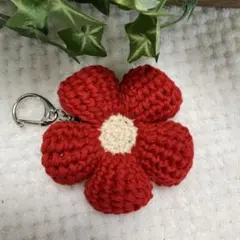 花形編み物　バッグチャーム　キーホルダー　赤　ハンドメイド　アクセサリー