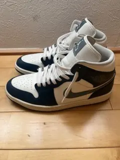 NIKE AIR JORDAN 1 MID ホワイト ネイビーのサムネイル