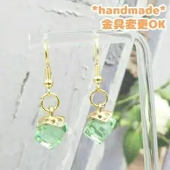 ハンドメイド　キラキラ　グリーン　キューブ　ピアス　緑色　ガラス　金色　上品