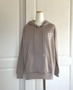 ハートのワンポイント フード パーカー ベージュ XS(日本サイズM)