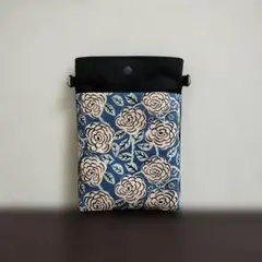 薔薇の花　帆布黒　ハンドメイドの少しゆったりスマホショルダーバッグ　マチ　Dカン