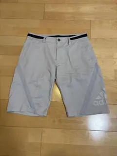 adidas ライトグレー ショートパンツ