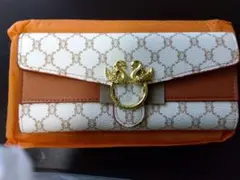 セール中！長財布 白 ベージュ購入していただい方にキーホルダープレゼント