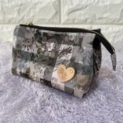 ハンドメイド　リバティ　テント型ポーチ　①