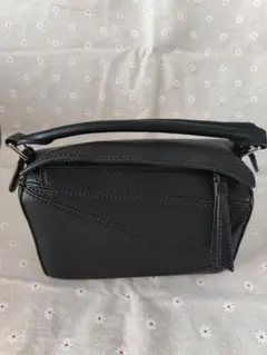 LOEWE ブラックショルダーバッグ