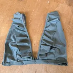 フリル付きグリーンビキニトップ