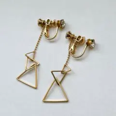 ゴールドメッキ イヤリング トライアングル型 ストーン付き