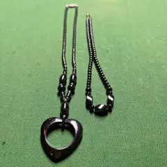 黒いビーズネックレス ハート型ペンダント付き