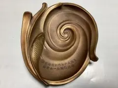 渦巻き形状の金属製アートプレート