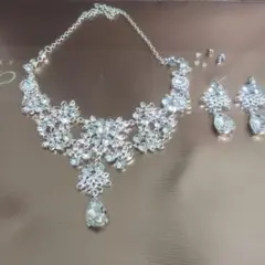 【未使用】クリスタル花モチーフネックレス＆イヤリングセット