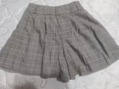 グレー系チェック柄プリーツショートパンツ