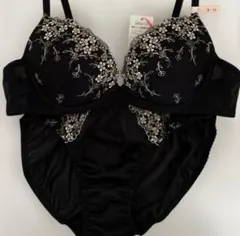 【新品未使用】トリンプ　黒の刺繍入りブラジャーショーツセット