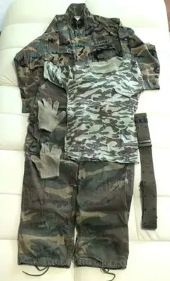 迷彩ジャケット、迷彩パンツ、迷彩Tシャツ、ベルト、手袋　5点セット