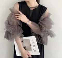 チュールフリル袖の黒ドレス