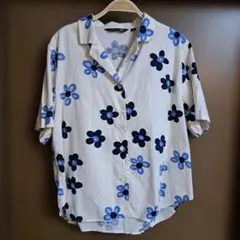 marimekko ユニクロ　花柄 半袖シャツ Mサイズのサムネイル