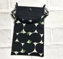 りんご柄　ブラック　スマホポーチ　ハンドメイド