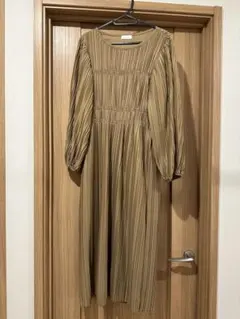 tal. by yumi. ベージュ プリーツ 長袖ワンピース