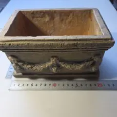 ベージュ陶器の長方形植木鉢