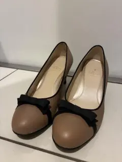 リボン付きベージュパンプス　24〜25㎝