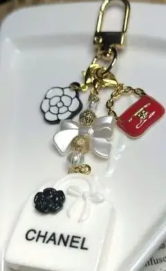 CHANEL バッグ型チャーム 多彩な装飾