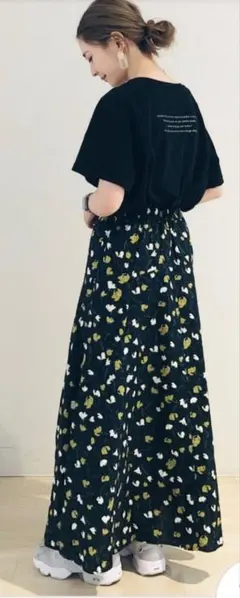 アメリカンホリック　フレアスカート 黒地 花柄 フリーサイズ