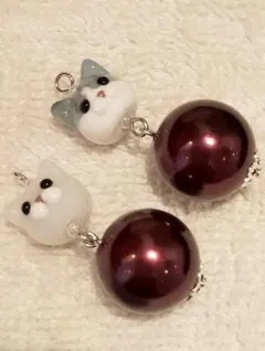 ハチワレと白猫の顔ビーズとパールのイヤリング