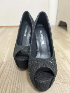 BENEDICTI ビジュー付き ブラックハイヒール