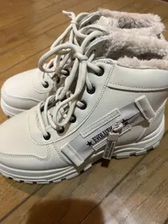 ホワイトファー付きハイカットスニーカー