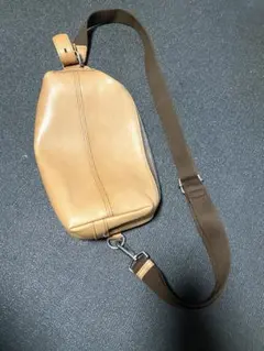 値下げ‼️本革　ソフトレザー　ボディバッグ　ショルダーバッグ　キャメル色